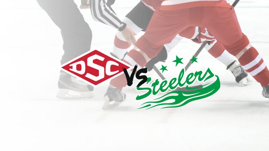 Ein Eishockeyspiel steht kurz vor dem Start. Dies wird durch zwei Spieler in roten Uniformen, einen Schiedsrichter und den Hockeypuck auf dem Eis dargestellt. In der Mitte sind die Logos der beiden Teams „DCS“ und „Steelers“ zu sehen, die ein Bully zum Beginn des Spiels zeigen.