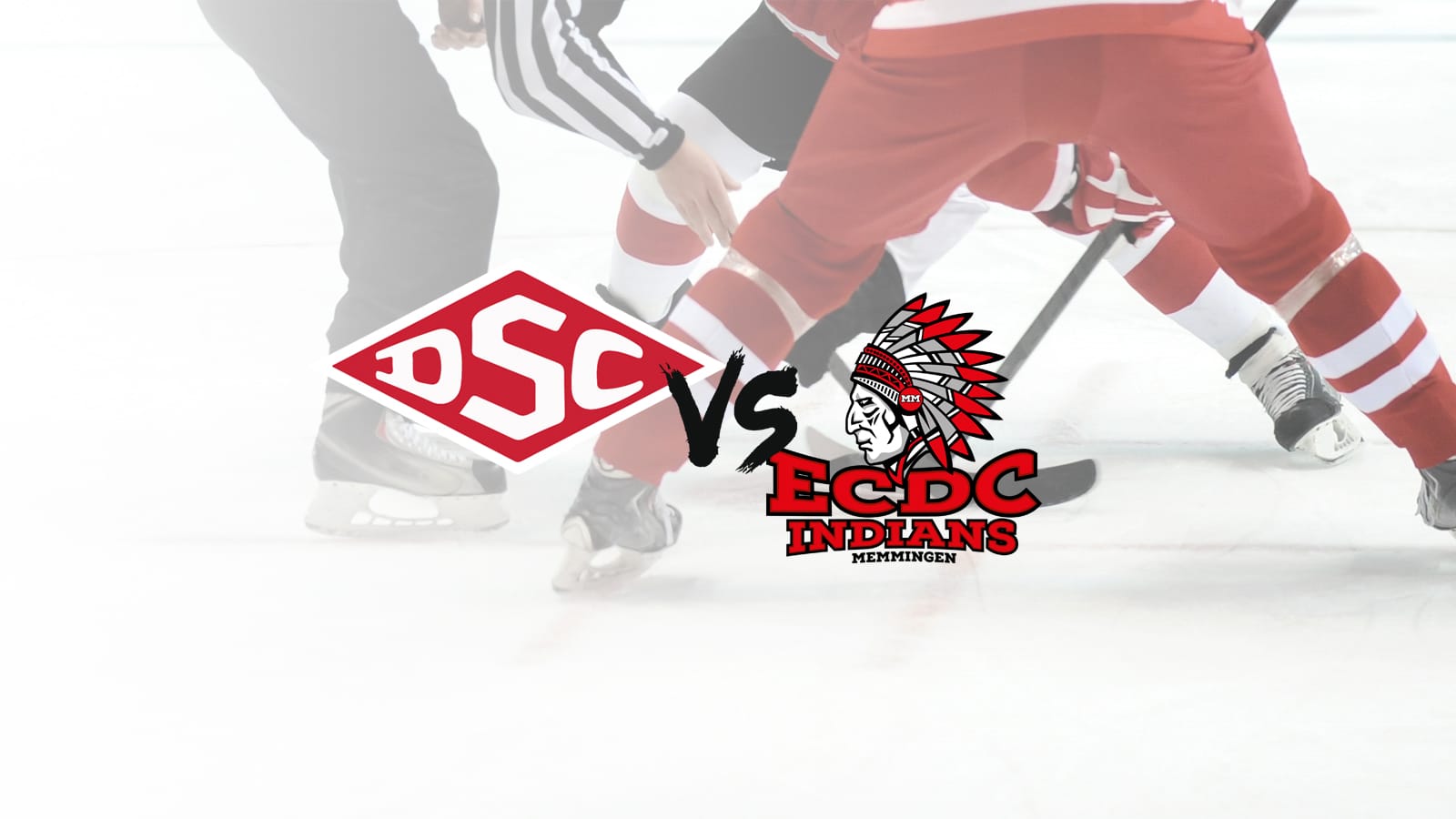 Nahaufnahme eines Bullys während eines Eishockeyspiels. Spieler in rot-weißen Trikots sind zu sehen. Dazwischen sind die Logos von DSC und ECDC Indians Memmingen zu sehen, die die gegnerischen Mannschaften für das Spiel kennzeichnen.