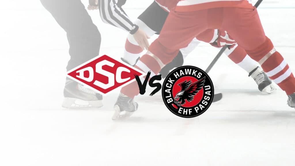 Eishockeyspieler in roten Trikots stehen sich gegenüber, während ein Schiedsrichter einläuft. Das Bild zeigt die Logos zweier Teams: DSC und EHF Passau Black Hawks, mit „VS“ dazwischen, was auf ein bevorstehendes Eishockeyspiel hinweist. Der Hintergrund ist eine verschwommene Szene auf einer Eisbahn.