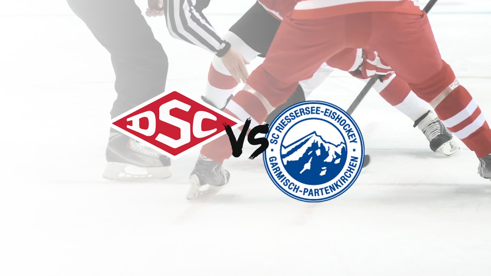 Ein Hockeyspiel im Gange, bei dem die Spieler an einem Bully teilnehmen. Das Bild zeigt die Logos zweier Teams: SC Riessersee und ein weiteres Team mit einem roten Schildlogo. Zwischen den Logos wird der Text „vs“ angezeigt. Im Hintergrund sind die Beine der Spieler und eine Eisbahn zu sehen.