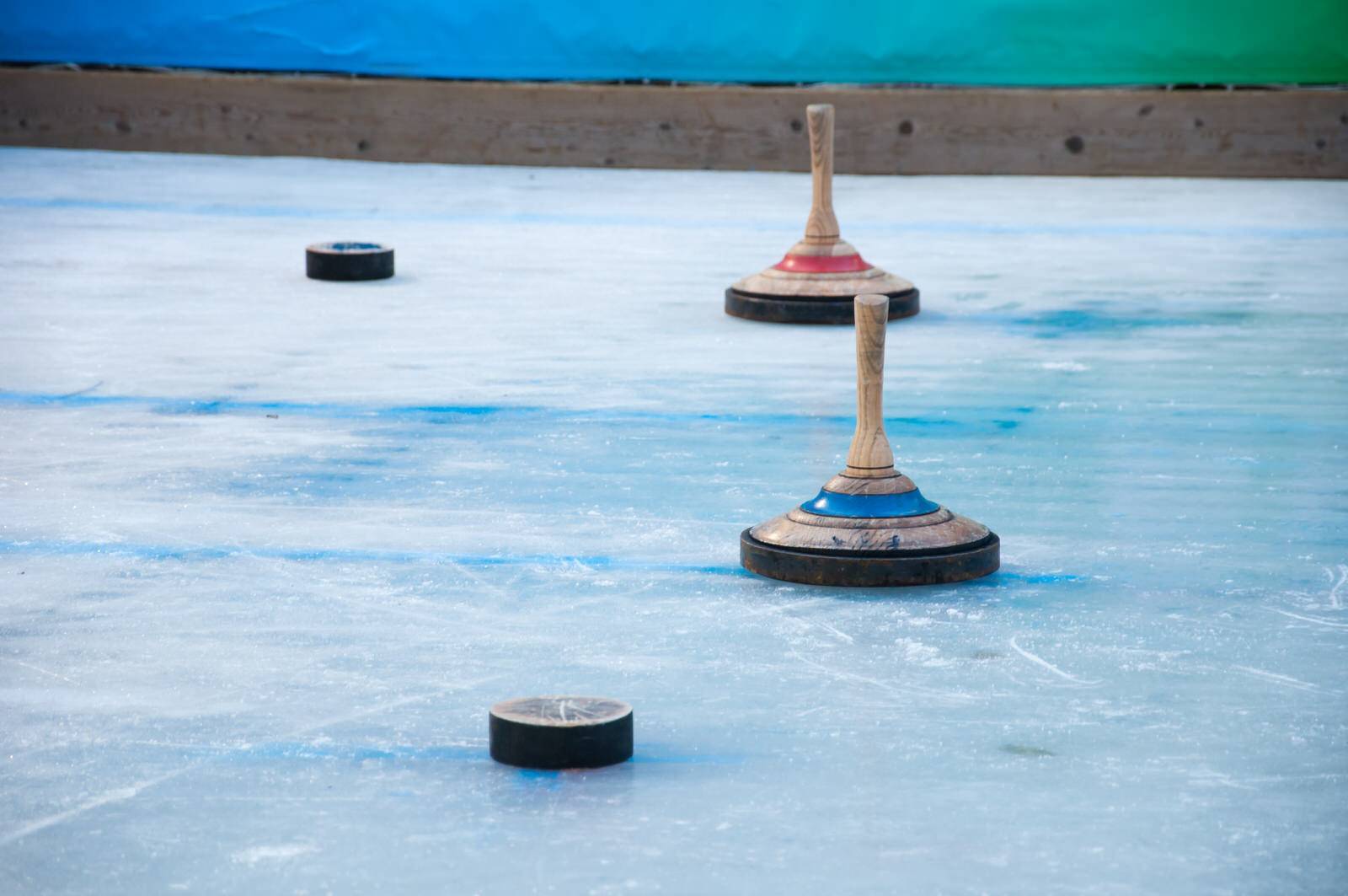 Eisfläche im Eisstadion mit Eisstöcken und Spielfeldern