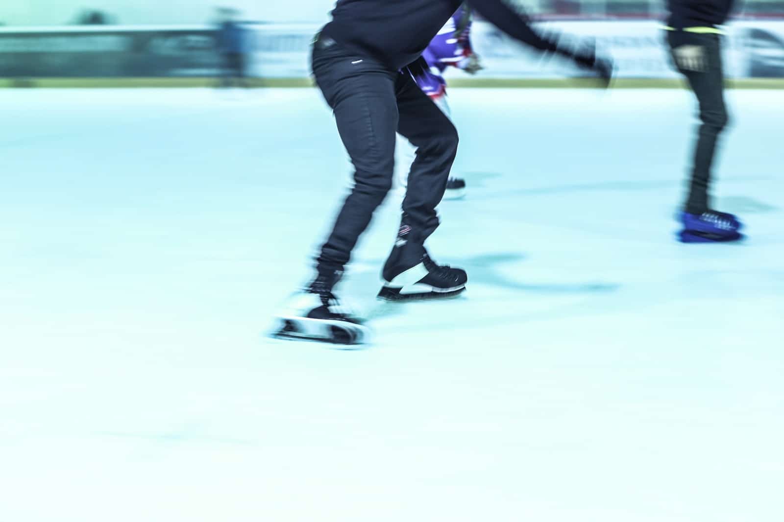 Schlittschuhfahrer auf der Eisfläche im Eisstadion Deggendorf während des Öffentlichen Eislaufs